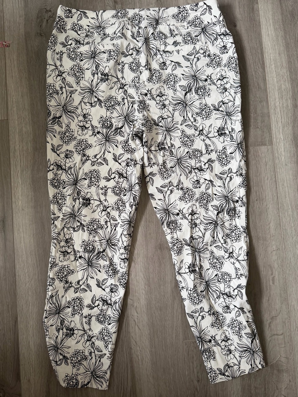 Renuar White Pants with Black Floral Print (SIZE 12)